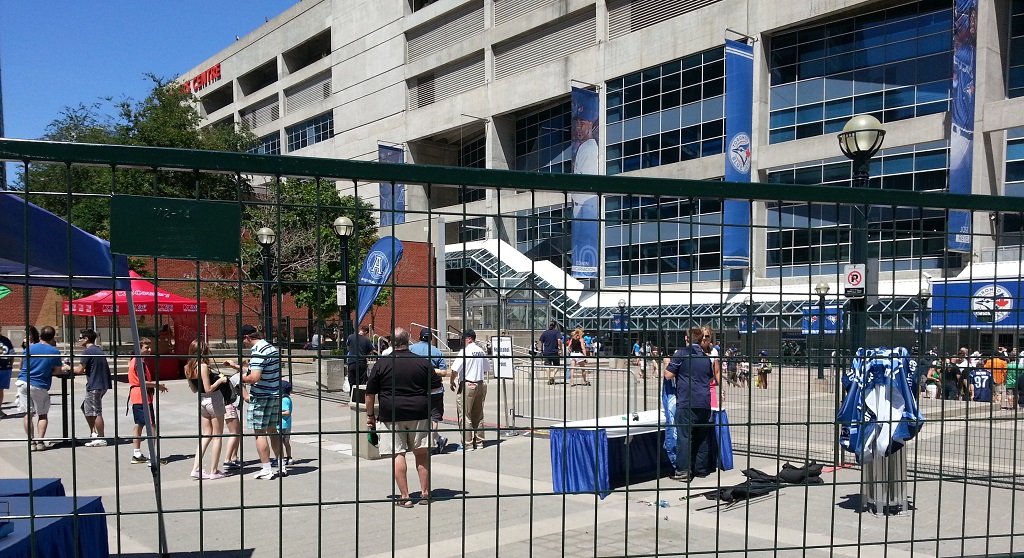 This was the Argo's home opening tail gate party 30 minutes before kick off. Bumpin! The Jays did the exact same thing (but better) on Canada Day and it was packed.